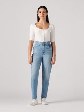 Levi’s women’s high rise mom Jean light wash zip fly size 28
